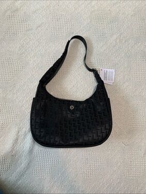 Lululemon black city essentials shoulder bag